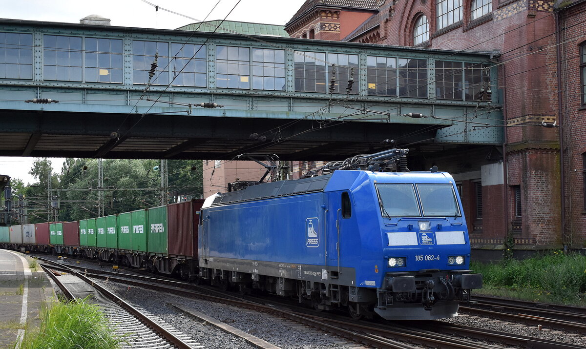 PRESS - Eisenbahn-Bau- and Betriebsgesellschaft Pressnitztalbahn mbH, Jöhstadt [D] mit ihrer  185 062-4  [NVR-Nummer: 91 85 4482 032-0 CH-PRESS] und einem Containerzug Richtung Hamburger Hafen am 09.07.24 Höhe Bahnhof Hamburg Harburg.