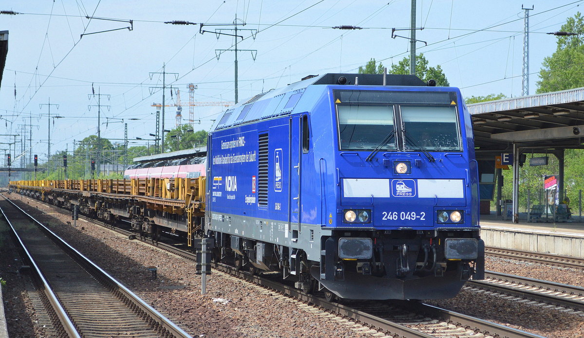 PRESS - Eisenbahn-Bau- und Betriebsgesellschaft Pressnitztalbahn mbH mit  246 049-2   [NVR-Nummer: 92 80 1246 011-1 D-PRESS] und einem Langschienen-Transportzug am 20.05.19 Bf. Flughafen Berlin-Schönefeld.