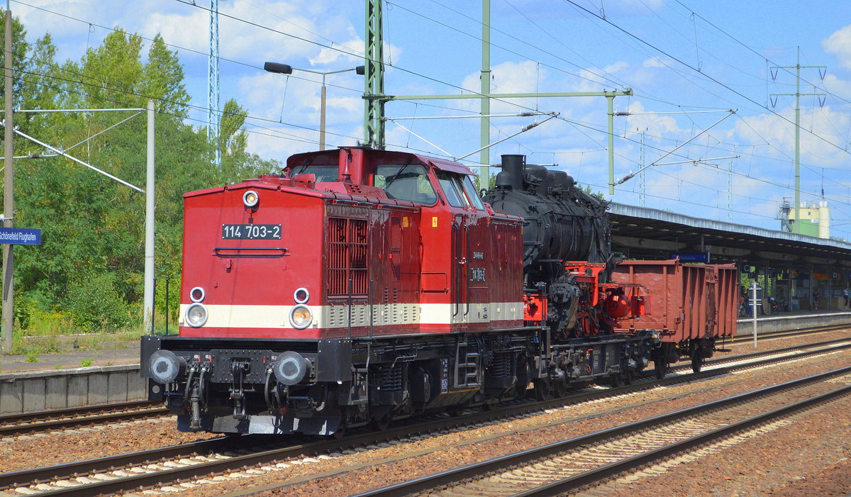 PRESS - Eisenbahn-Bau- und Betriebsgesellschaft Pressnitztalbahn mbH mit  114 703-2  [NVR-Nummer: 92 80 1203 230-8 D-PRESS] überführt eine Schmalspurdampflokomotive auf Spezialtransportwagen + Schutzwagen am 08.08.19 Bahnhof Flughafen Berlin-Schönefeld.