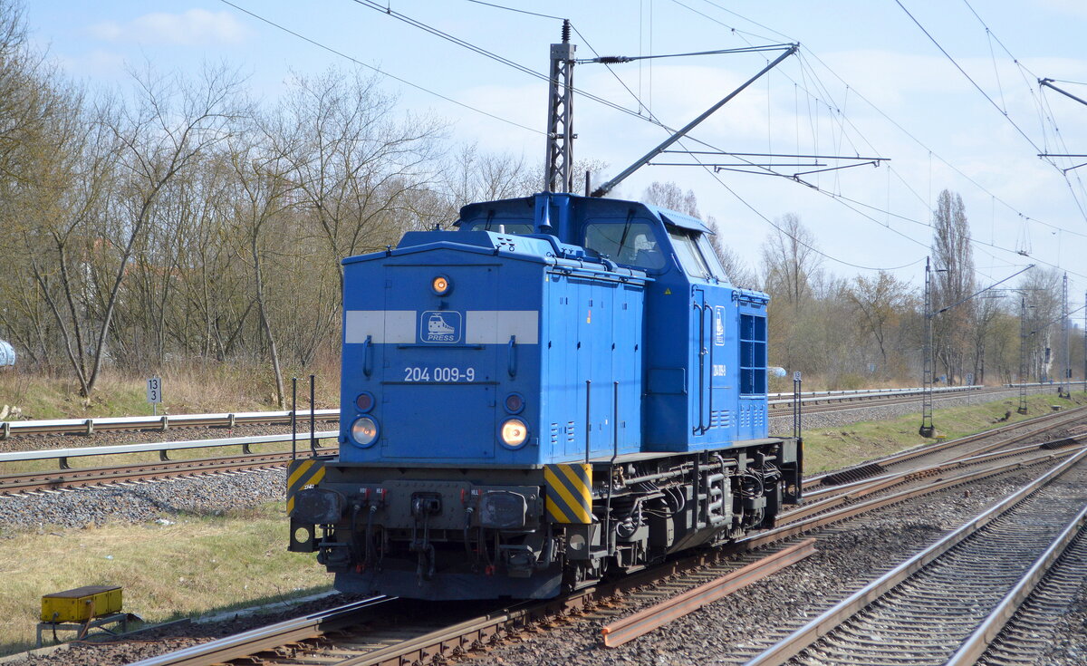 PRESS - Eisenbahn-Bau- und Betriebsgesellschaft Pressnitztalbahn mbH, Jöhstadt mit  204 009-9  [NVR-Nummer: 98 80 3202 439-6 D-PRESS] am 29.03.22 Durchfahrt Bf. Berlin-Hohenschönhausen.