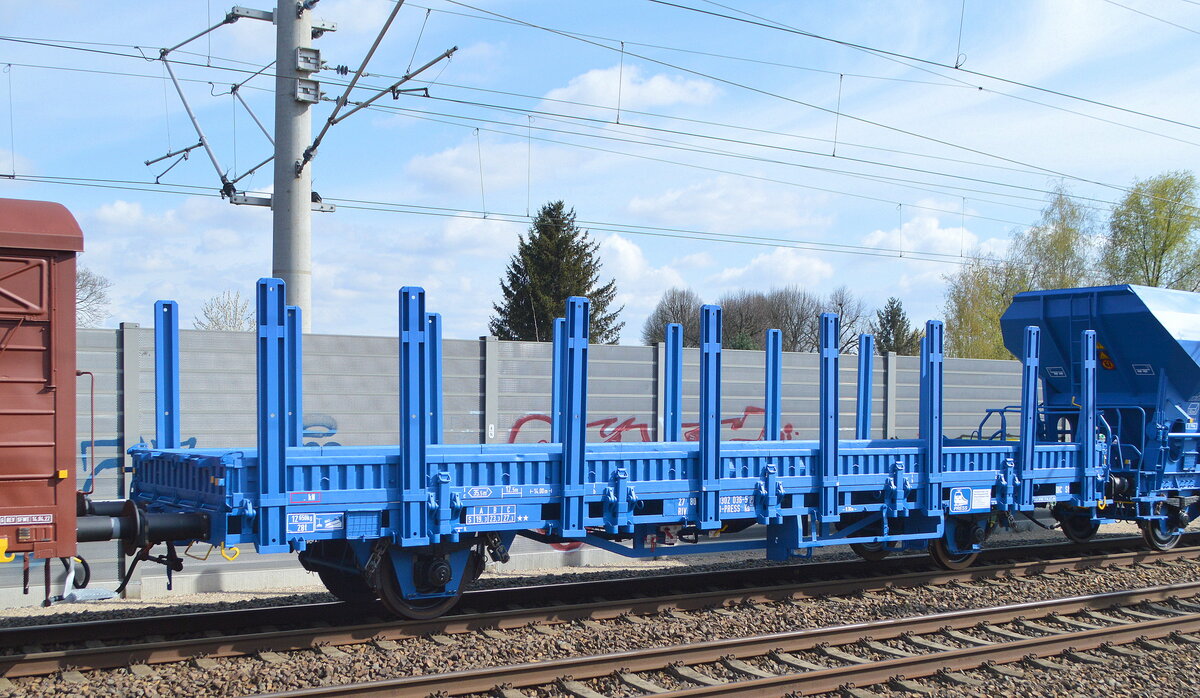 PRESS - Eisenbahn-Bau- und Betriebsgesellschaft Pressnitztalbahn mbH, Jöhstadt mit einem Flachwagen mit Rungen mit der Nr. 27 RIV 80 D-PRESS 3302 036-5 Ks 442 in einem gemischten Güterzug von PRESS am 25.04.22 Berlin Blankenburg.
