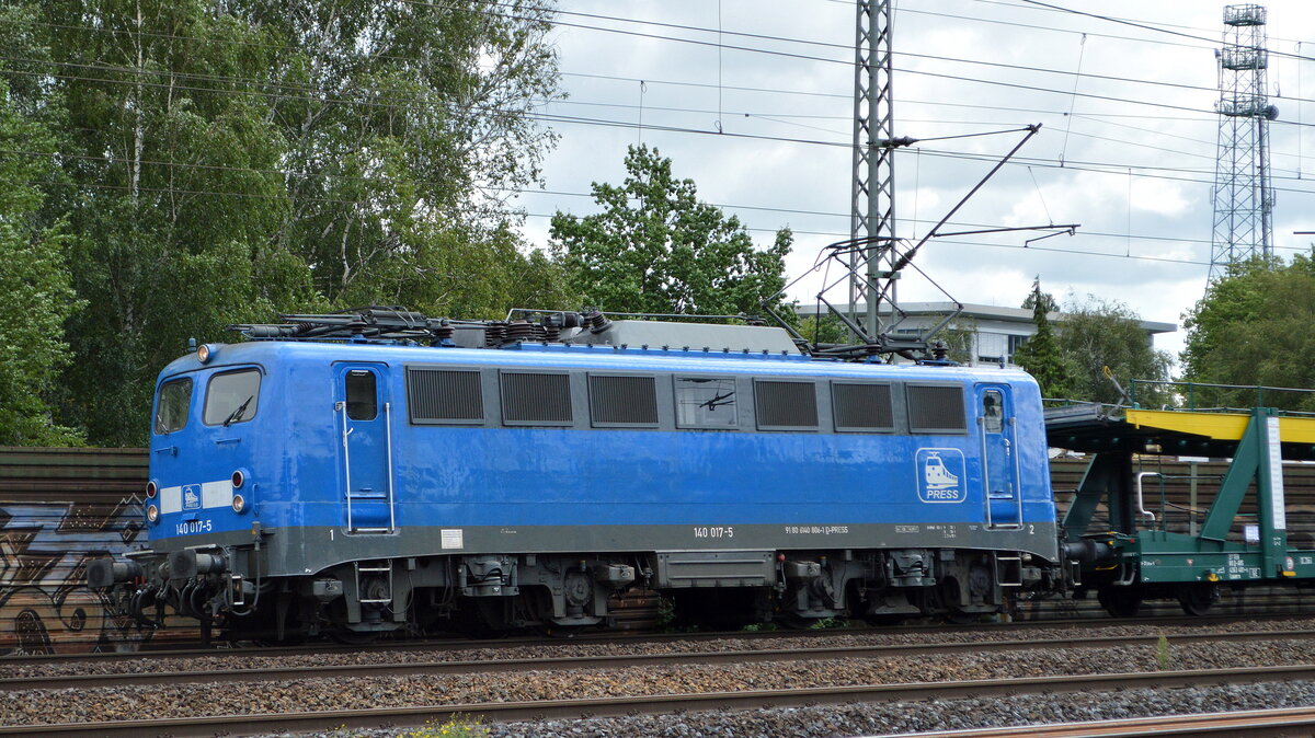 PRESS mit  140 017-5§ (NVR:  91 80 6 140 806-1 D-PRESS ) und einem PKW-Transportzug (leer) bei der Vorbeifahrt Bf. Hamburg-Harburg am 25.08.21