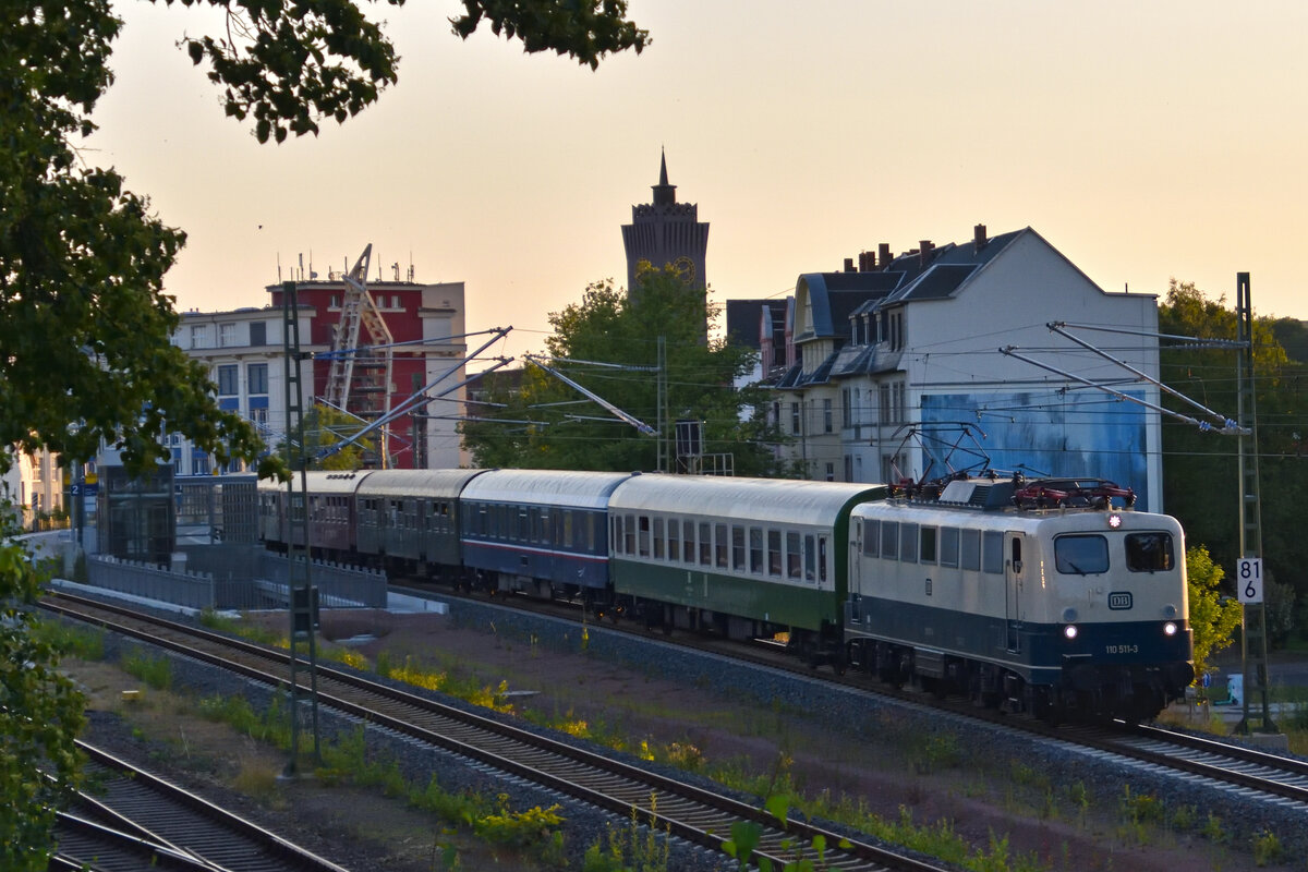Press Nachtzug Störtebeker Express von Zwickau über Chemnitz, Dresden-Neustadt, Berlin-Lichtenberg nach Bergen auf Rügen am 7. Juli 2023 mit 110 511 am Hp Chemnitz Süd