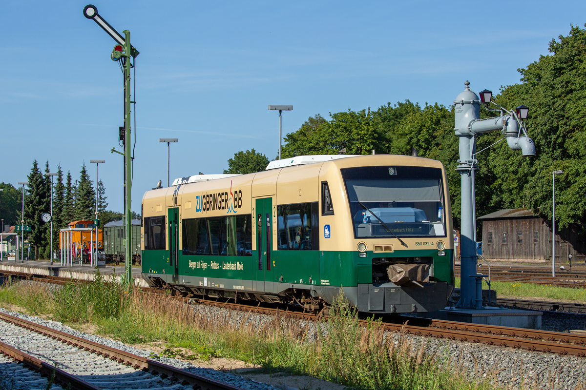Press Regio Shuttle 650 032 von Stadler in Putbus zwischen Ausfahrsignal und Wasserkran. - 12.08.2020