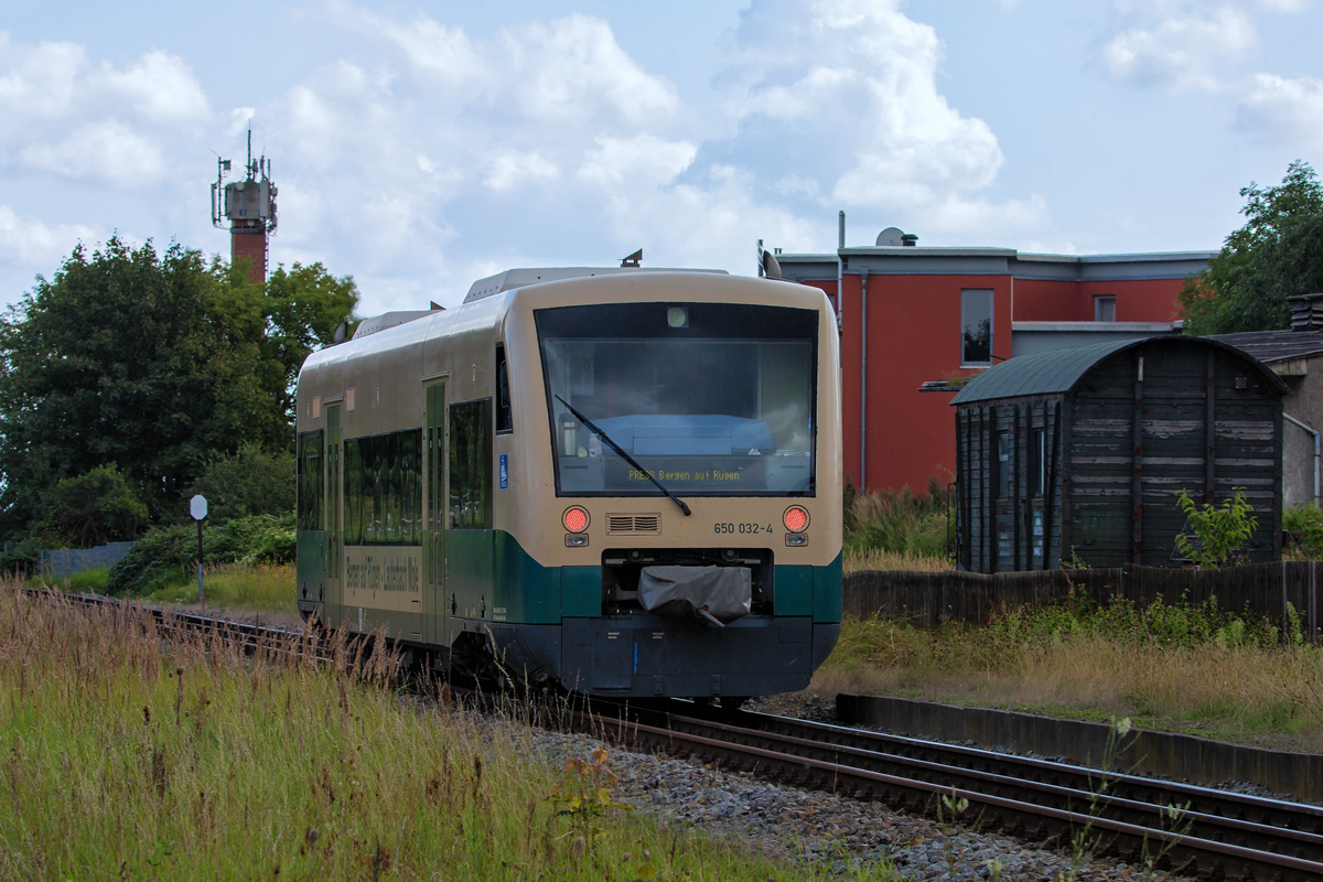 Press Regio Shuttle auf dem Dreischienengleis zwischen Putbus und Lauterbach Mole. - 20.08.2017
