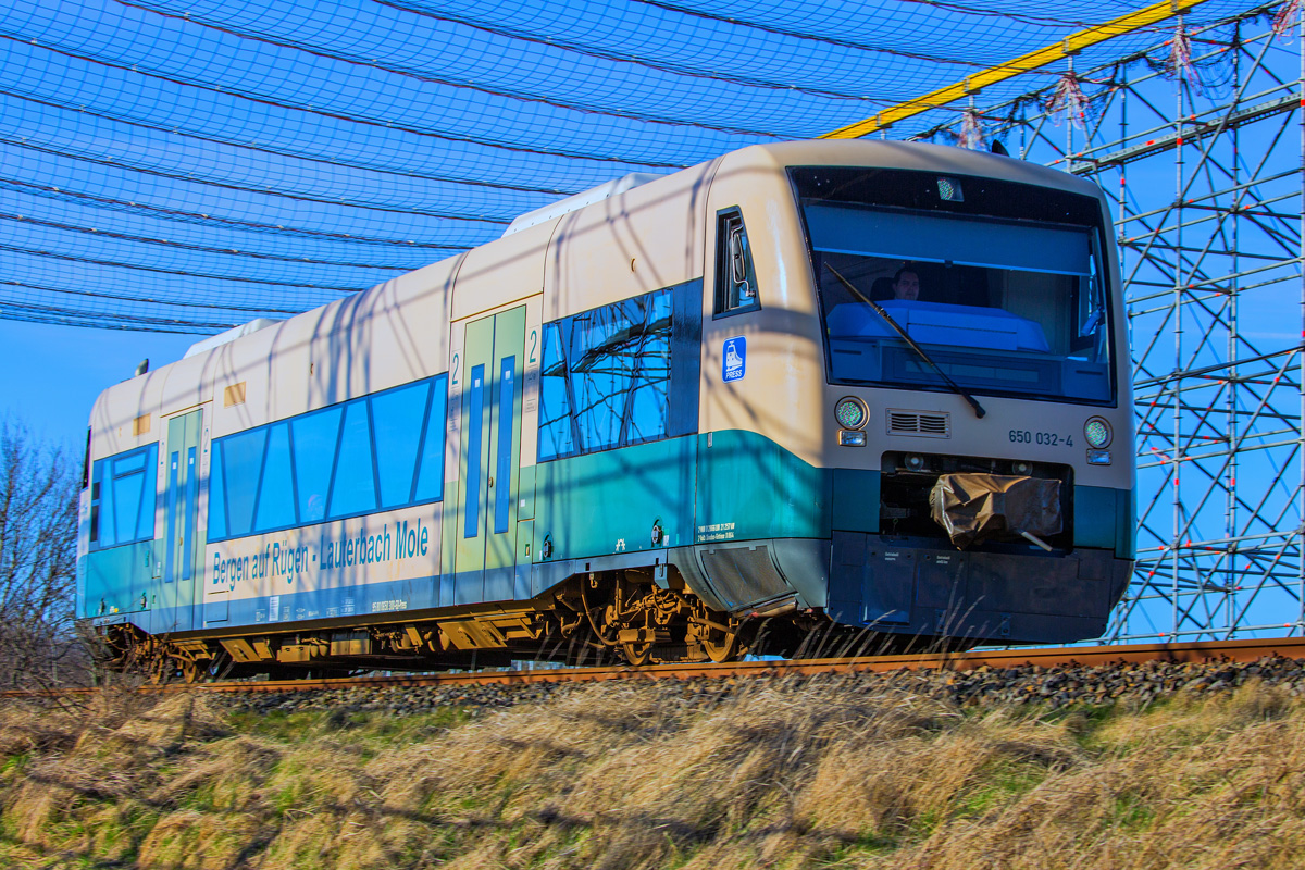 Press Regioshuttle zwischen Bergen auf Rügen und Putbus unter einem Sicherungsnetz für neue Hochspannungsleitungen. - 24.03.2017