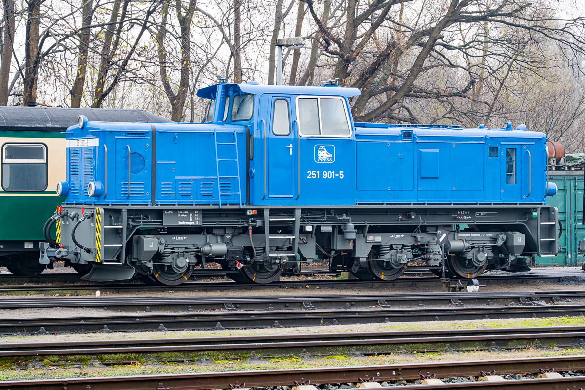 PRESS Schmalspur Diesellok 251 901 in Putbus abgestellt. - 01.12.2018
