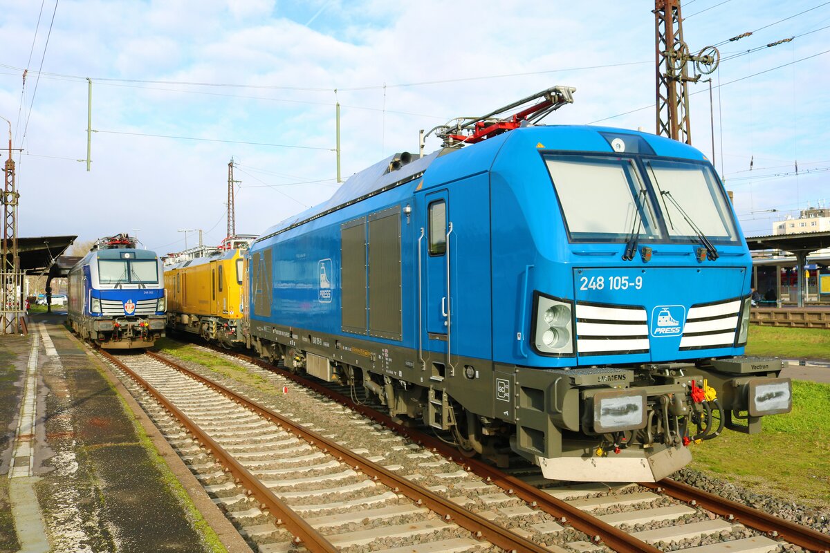 PRESS Siemens Vectron DualMode 248 105-9 und Railsystems RP 248 002-8 abgestellt in Hanau Hbf Südseite am 04.02.23 vom Bahnsteig aus fotografiert