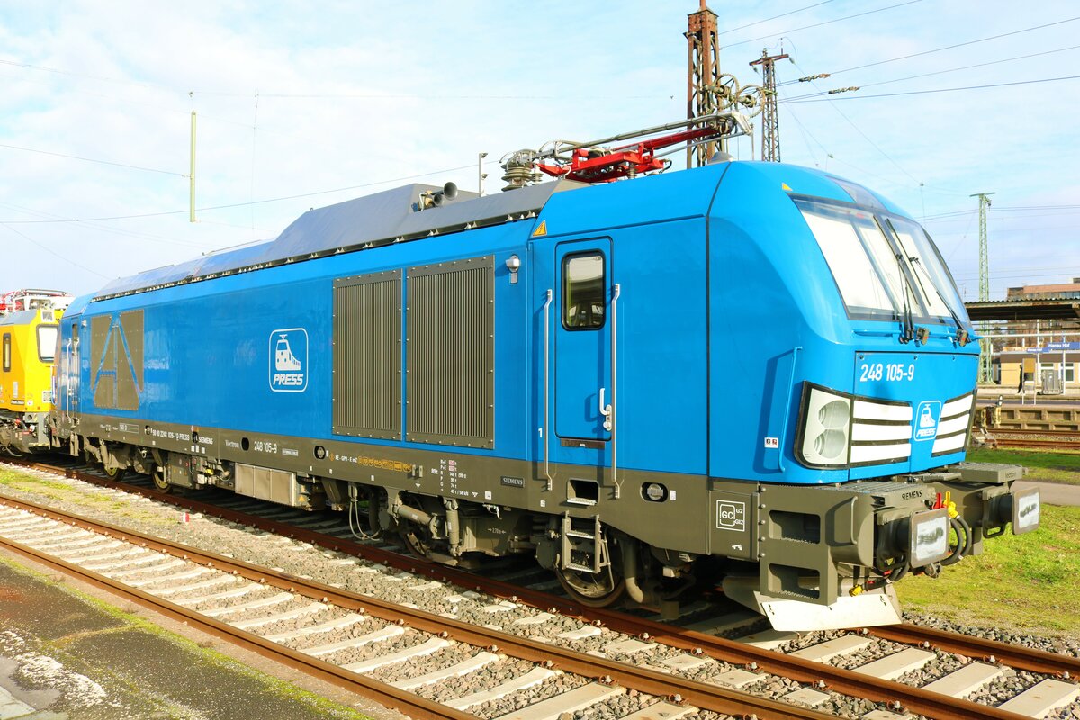 PRESS Siemens Vectron DualMode 248 105-9 abgestellt in Hanau Hbf Südseite am 04.02.23 vom Bahnsteig aus fotografiert
