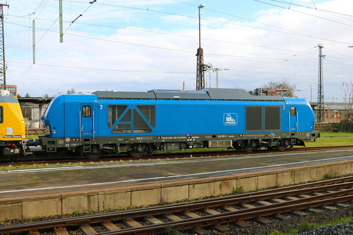 PRESS Siemens Vectron DualMode 248 105-9 abgestellt in Hanau Hbf Südseite am 04.02.23 
vom Bahnsteig aus fotografiert