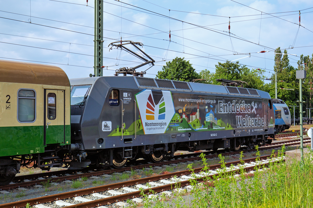 Press Sonderzug mit der Lok 145 023 steht in Bergen auf Rügen abfahrbereit, um die Fahrgäste des Sonderzuges von Binz abzuholen. - 11.06.2022