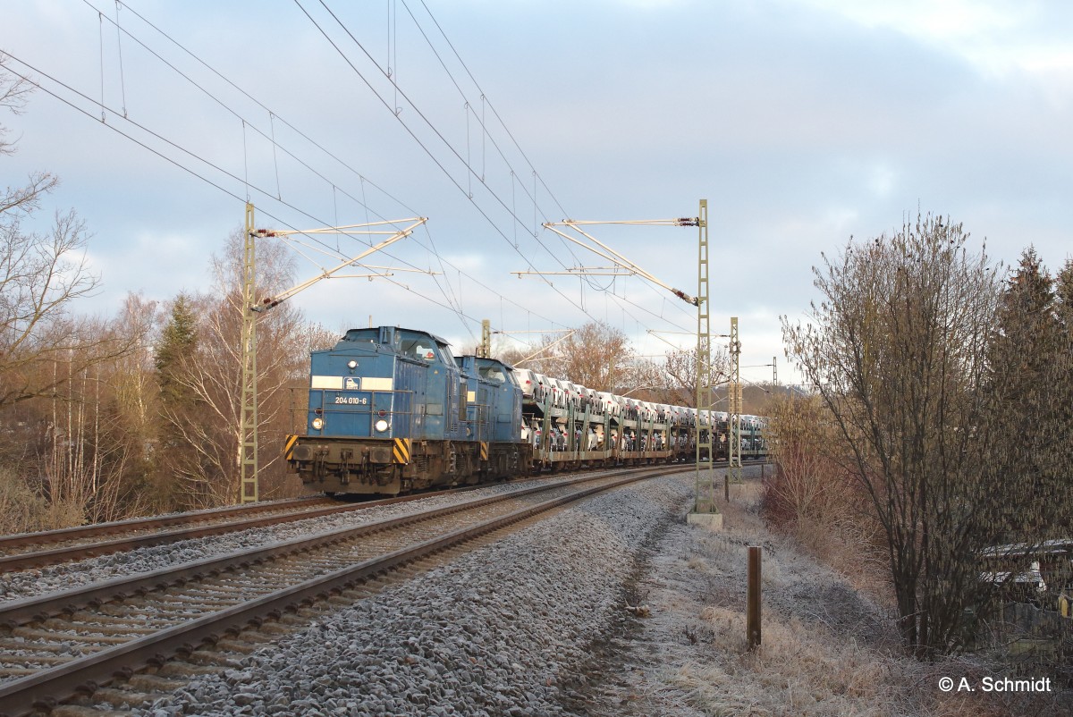 Press V100 Doppel mit Autovollzug von Zwickau Mosel nach Regensburg bei Raureif in Plauen am 13.02.2016 aufgenommen. 