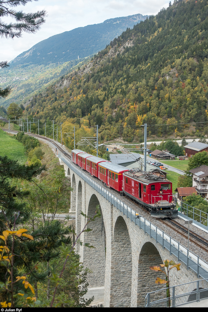 Pressefahrt des neugegründeten Vereins MGBahn-Historic (<a href= http://www.mgbahn-historic.ch/ >http://www.mgbahn-historic.ch/</a>) am 29. September 2017. Die FO HGe 4/4 I 36 zog die Mitteleinstiegswagen der DFB von Brig nach Oberwald. Hier auf dem Viadukt bei Grengiols.