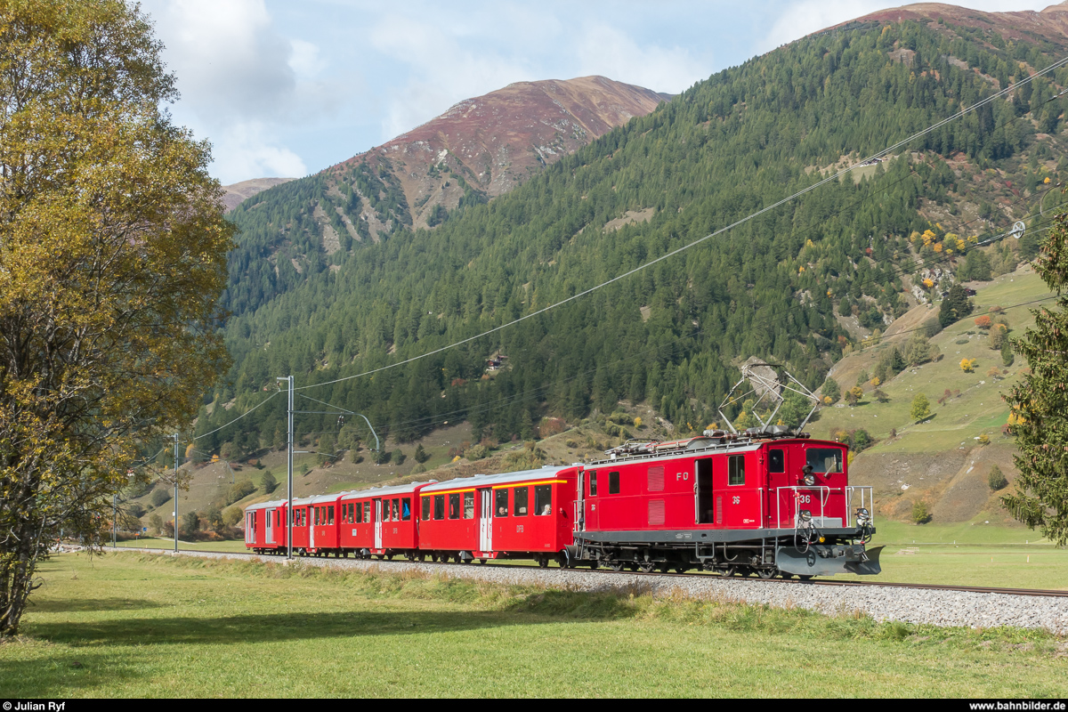 Pressefahrt des neugegründeten Vereins MGBahn-Historic (<a href= http://www.mgbahn-historic.ch/ >http://www.mgbahn-historic.ch/</a>) am 29. September 2017. Die FO HGe 4/4 I 36 zog die Mitteleinstiegswagen der DFB von Brig nach Oberwald. Der Zug zwischen Ulrichen und Obergesteln.