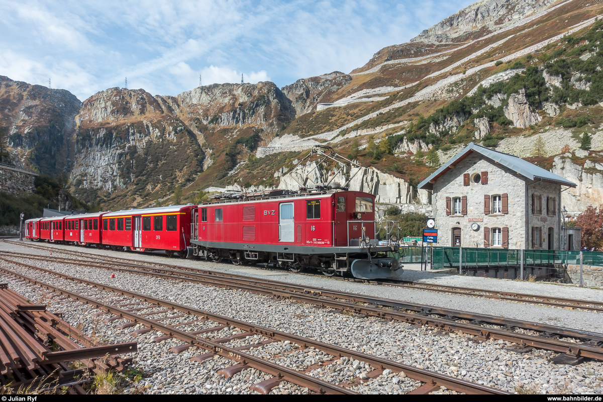 Pressefahrt des neugegründeten Vereins MGBahn-Historic (<a href= http://www.mgbahn-historic.ch/ >http://www.mgbahn-historic.ch/</a>) am 29. September 2017. Am Zielbahnhof Gletsch wurde die dort remisierte BVZ HGe 4/4 16 vor den Zug gestellt. Ähnliche Züge wie dieser fuhren bis 1982 regelmässig über die Furka Bergstrecke.