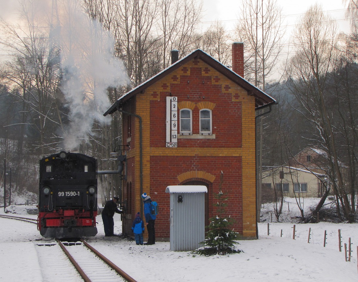 Preßnitztalbahn 99 1590-1 am 28.12.2014 beim Wasserfassen in Steinbach bei Jöhstadt.