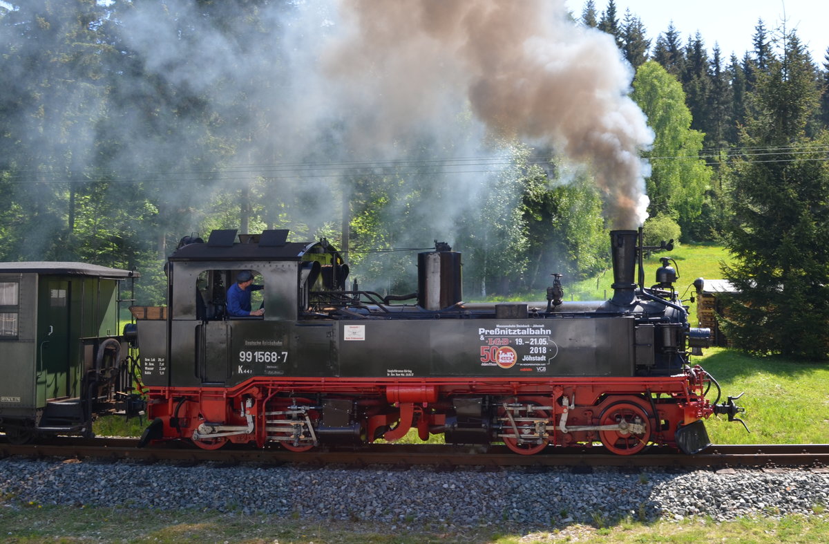 Preßnitztalbahn - Museumsbahn Steinbach – Jöhstadt: Sächs. IV K 99 1568-7 kurz vor dem Haltepunkt Fahrzeug­halle Jöhstadt (Fest: LGB/Märklin und der Verlagsgruppe Bahn das Jubiläum  50 Jahre LGB ) 21.05.2018