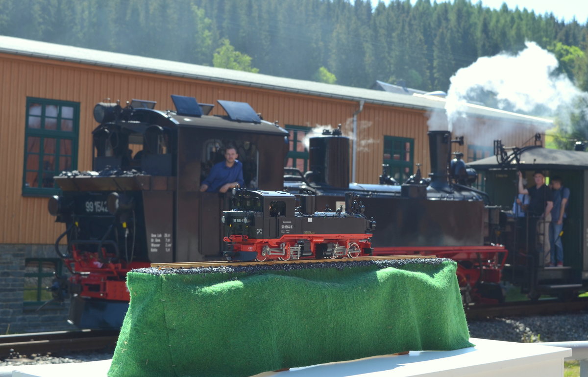 Preßnitztalbahn - Museumsbahn Steinbach – Jöhstadt: Im Vordergrund LGB 26843 99 1564-6 und am vorbeifahren die Sächs. IV K 99 1542-2 kurz vor dem Haltepunkt Fahrzeug­halle Jöhstadt (Fest: LGB/Märklin und der Verlagsgruppe Bahn das Jubiläum  50 Jahre LGB ) 21.05.2018