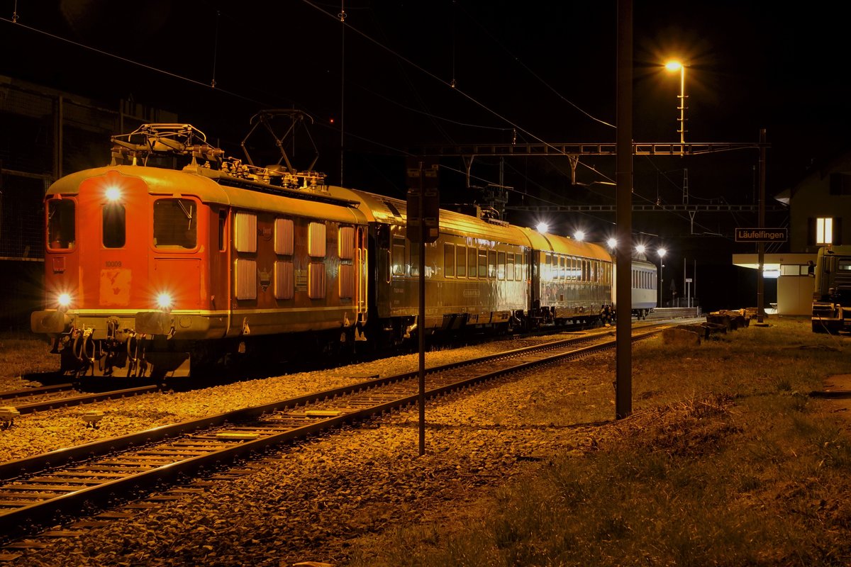 PRESTIGE CONTINENTAL EXPRESS mit der Re 4/4 I anlässlich einem Zwischenhalt in Läufelfingen am 18. November 2019.
Foto: Walter Ruetsch