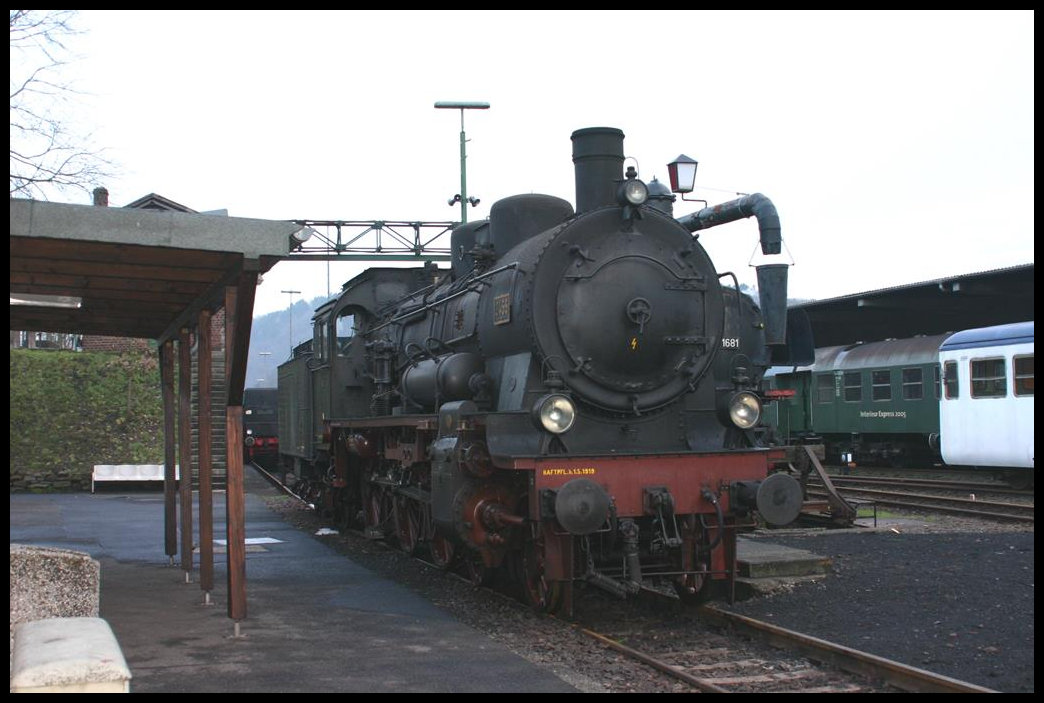 Preußische Dampflok Nr. 2455 am 8.12.2005 im Eisenbahnmuseum Dieringhausen.