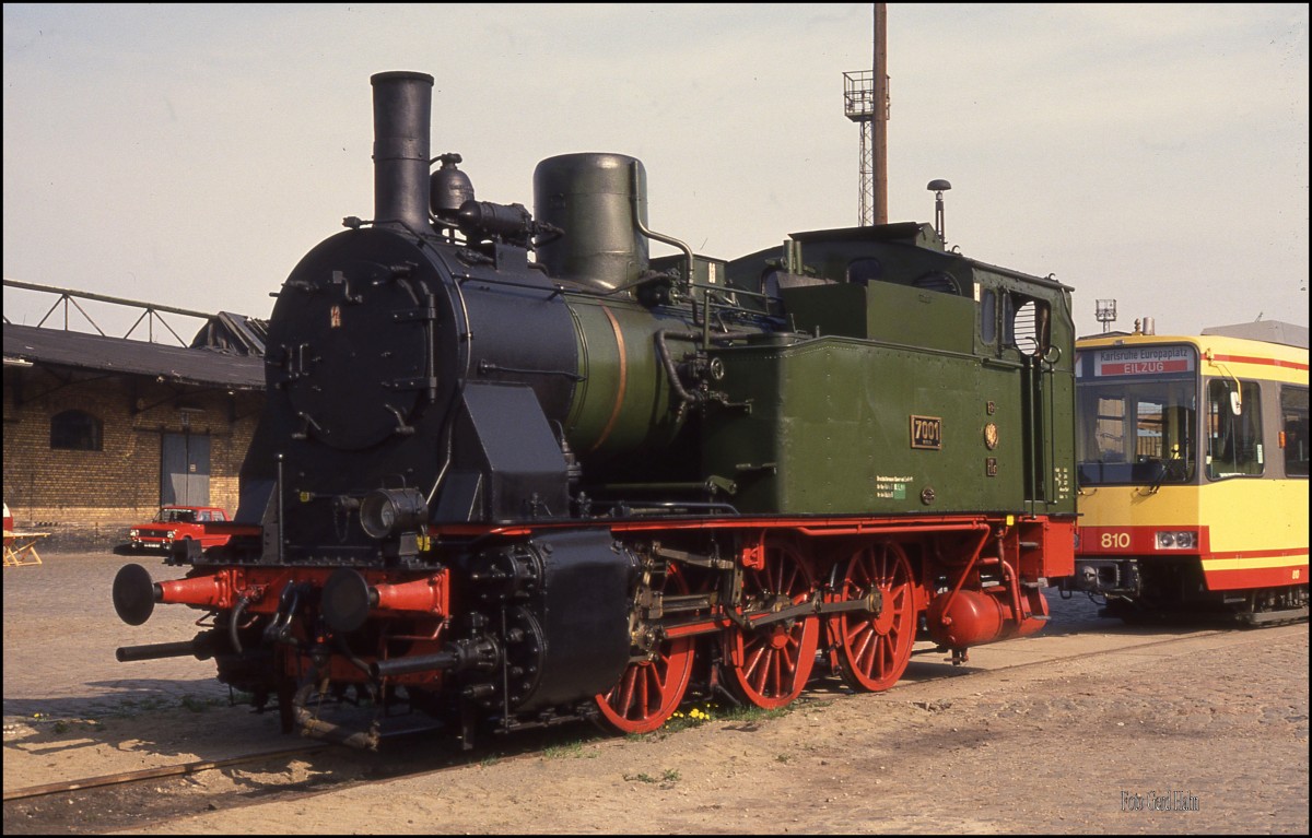 Preußische Tenderlok Nr. 7001 in der Fahrzeugausstellung am 26.4.1992 in Halle an der Saale.
