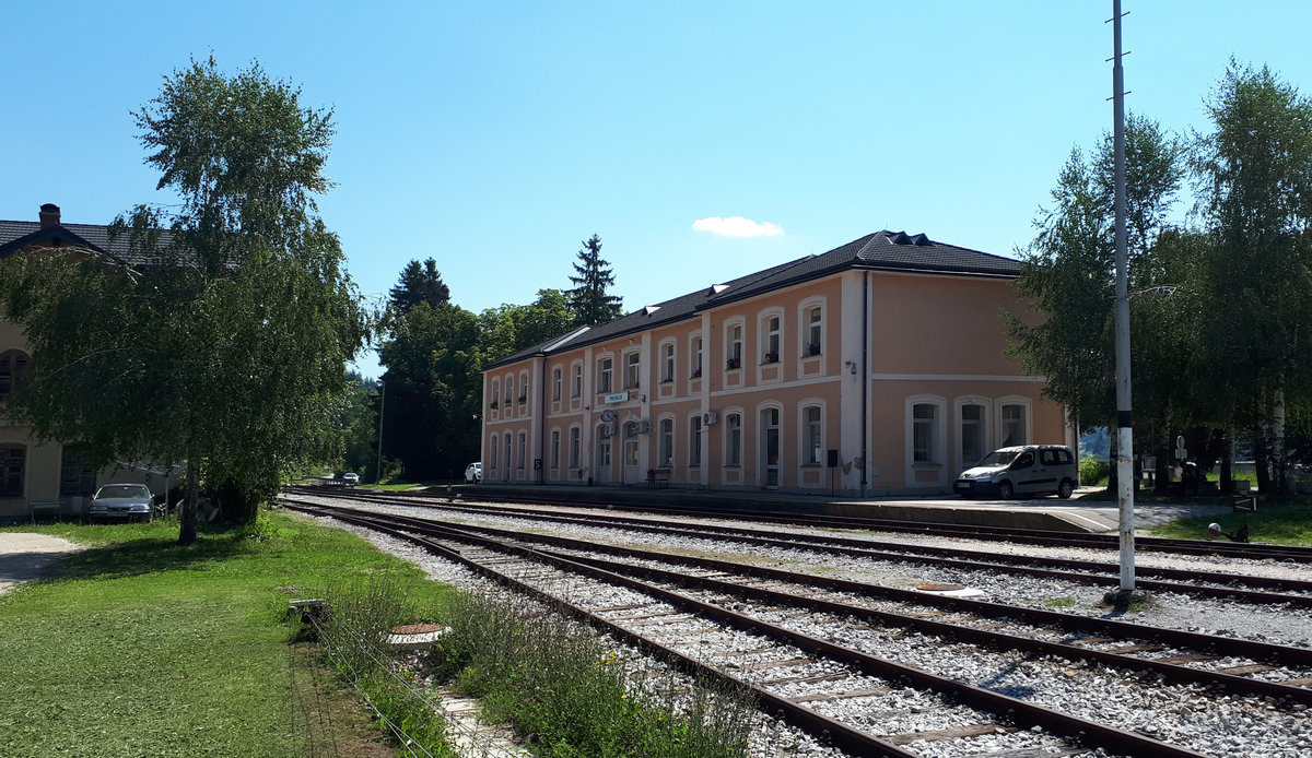 Prevalje (bis 1918 Prävali), mit Fahrdienstleiter besetzter Bahnhof. Prävali war zusammen mit Ravne na Koroškem-Gutenstein das Zentrum der Unterkärntner Schwerindustrie  - [2017-07-05]
