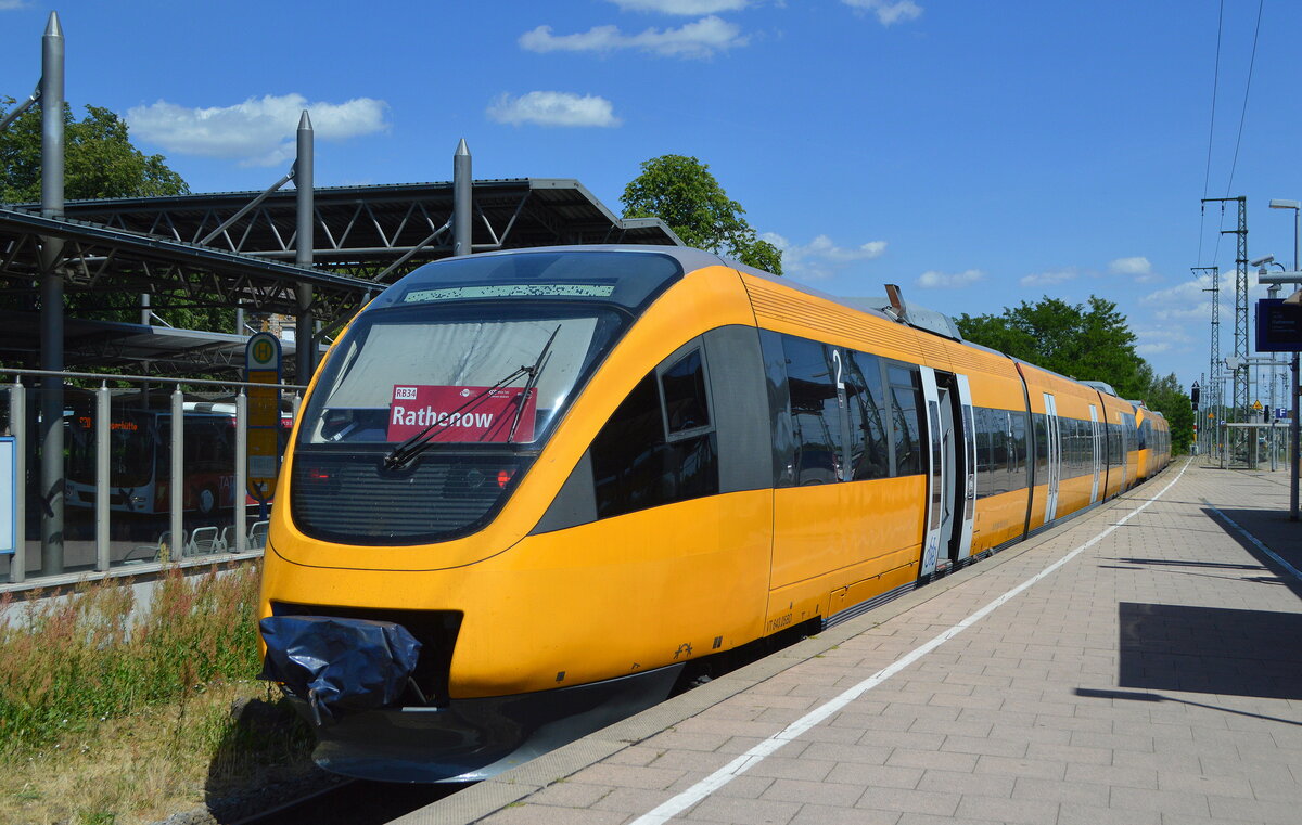 Prignitzer Eisenbahn mit der Linie RB34 nach Rathenow mit den zwei Talent-Triebzügen (95 80 0643 362-6 D-PEG + 95 80 0643 363-4 D-PEG) abfahrbereit im Bahnhof Stendal, 15.06.22