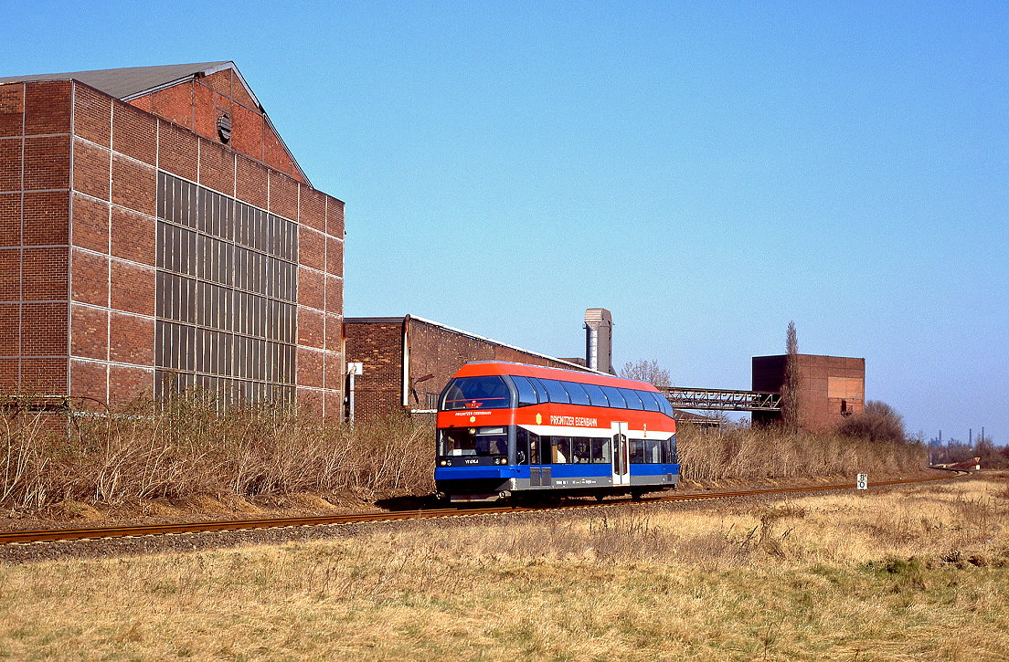 Prignitzer Eisenbahn Vt 670-4 bei Duisburg Ruhrort, 15.03.2003, PEG 81059.