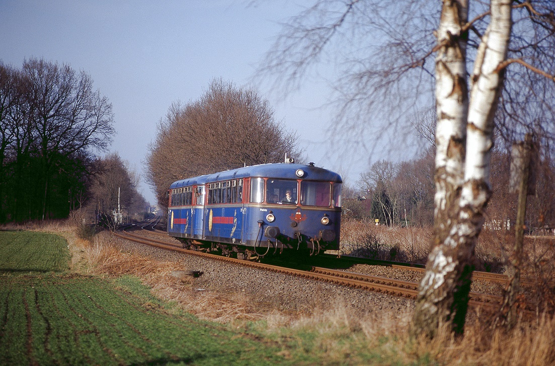 Prignitzer Eisenbahn Vt1 und Vt 8 bei Feldhausen, 15.03.2003, RB 81198.