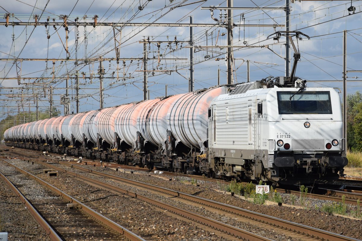 PRIMA E 37 522 mit einem Kesselzug am 11.10.2018 bei der Durchfahrt in Arles (F).
