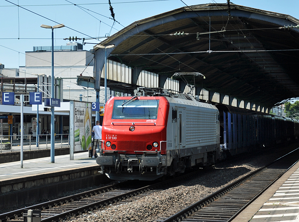 Prima E 37 530 mit Gterzug durchfhrt den Hbf Bonn - 08.07.2013