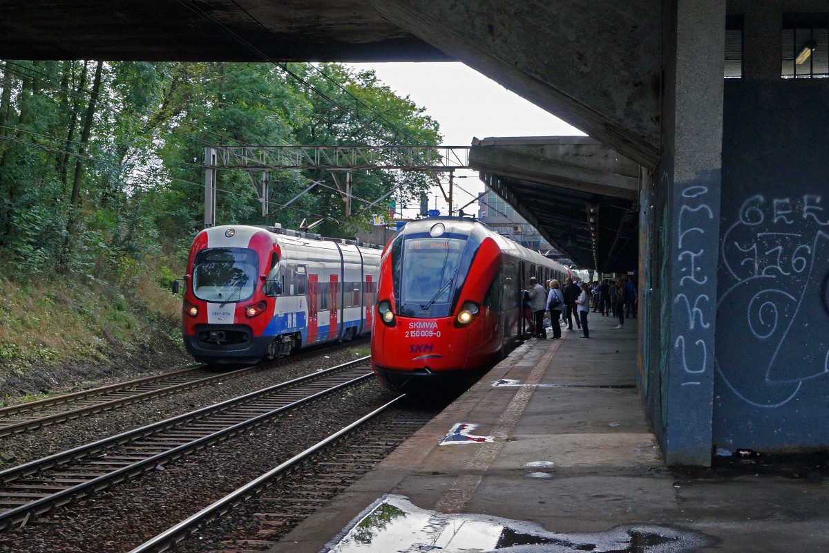 Privatbahnen in Polen: WKD S-Bahn mit EN 97-013a PESA anlässlich einer Kreuzung mit AKMWA 2150 009-0 in WARSZAWA OCHOTA am 14. August 2014.  
Foto: Walter Ruetsch