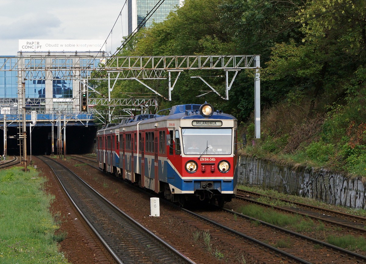 Privatbahnen in Polen: WKD S-Bahn mit EN 94-34b in WARSZAWA OCHOTA am 14. August 2014.  
Foto: Walter Ruetsch