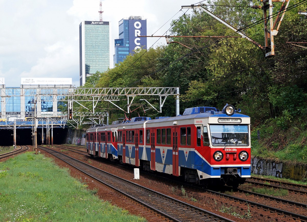 Privatbahnen in Polen: WKD S-Bahn mit EN 94-08b in WARSZAWA OCHOTA am 14. August 2014.  
Foto: Walter Ruetsch