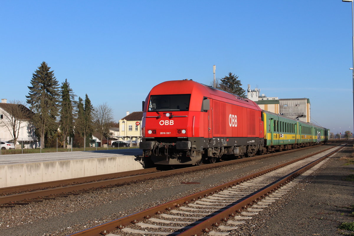 Pro Bahn Voralberg kaufte von der GySEV (Raaberbahn) heuer vier Stück ehemaliger ÖBB Schlierenwagen. Diese wurden am 7.11.2020 von der 2016 097 vom ungarischen Grenzbahnhof Szentgotthard nach Graz Vbf gebracht. 
In Jennersdorf kam der SLP98068 zur kurzen Inspektion der Wagen zum Stehen und konnte im herrlichsten Herbstwetter abgelichtet werden.
