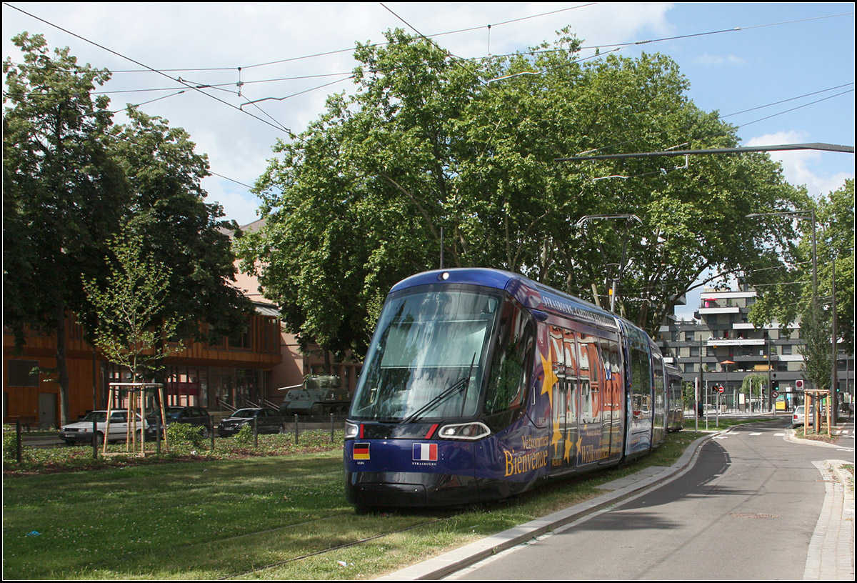 Pro Europa -

Eine Citadis-Tram der neueren Generation macht Werbung für die Eurométropole Straßburg. Die beiden Staatsflaggen weißen auf die auf die über Staatsgrenzen verlaufende neue Tramstrecke hin. Dieser Kurs wendet auf französischer Seite an der Haltestelle Port du Rhin. Nur jeder zweite Zug fährt über den Rhein bis Kehl. Nach der deutsche BOStrab sind Reflektorstreifen Vorschrift. Diese wurden als zwei rote Streifen auf die Front geklebt. Die Eurotrams werden Kehl nicht anfahren, diese haben keine Zulassung nach BOStrab.

25.06.2017 (M)
