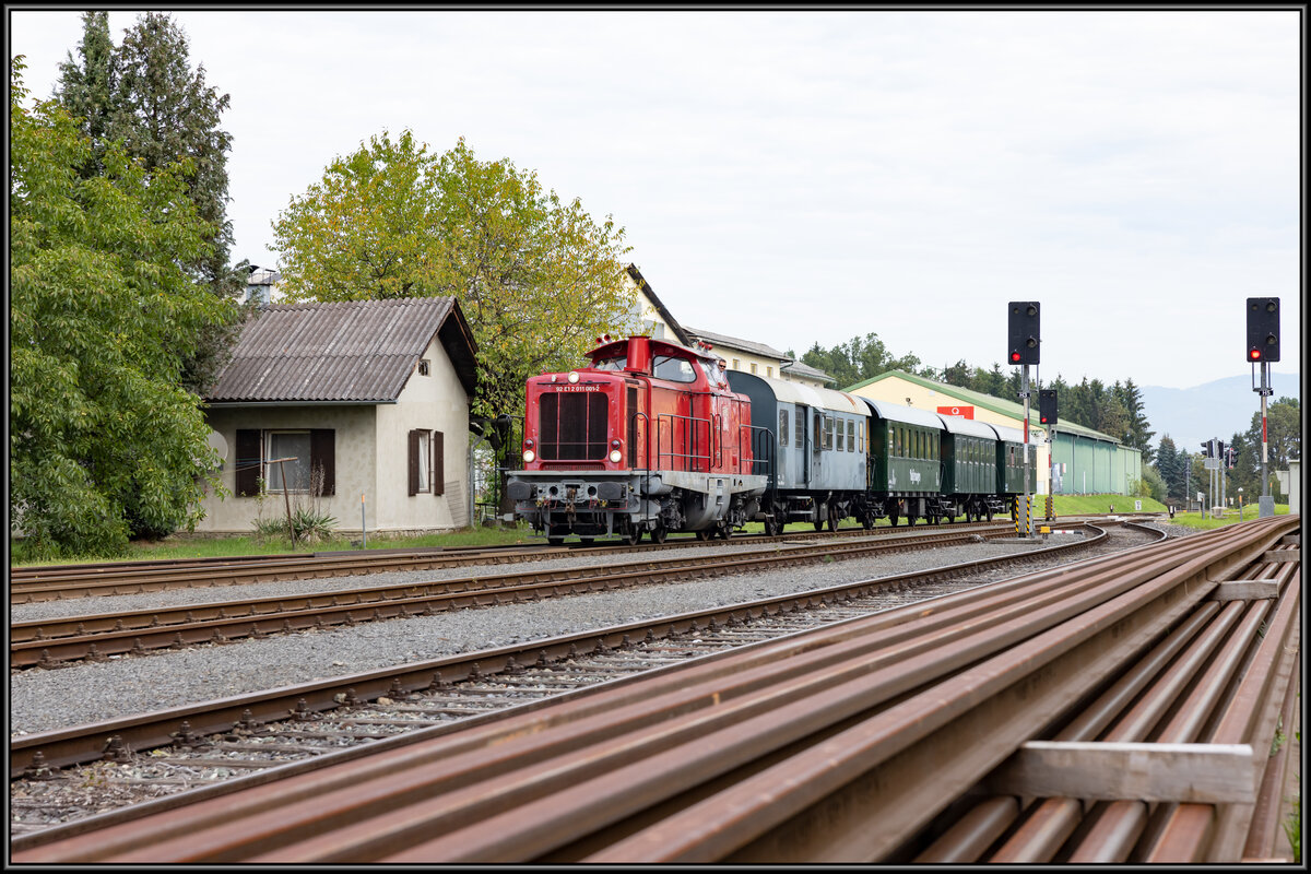 Probefahrt ,... 
Für den  BI  Wagensatz an diesem trüben 14.September 2022.
DH 1100.2 zieht die Spantenwagen mit Vmax 40km/h durch den Bahnhof Premstätten Tobelbad. 
Gruß an den Tfzf der zum Bild zustimmte. 
