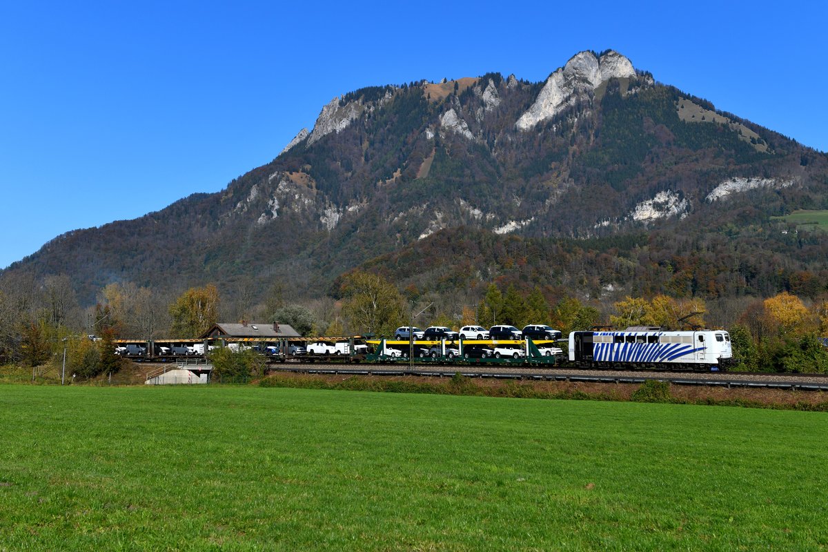 Produkte aus dem Hause Volkswagen für den italienischen Markt hatte am Nachmittag des 26. Oktober 2019 die 151 018 von Lokomotion am Haken, als sie den DGS 48865 von München Nord nach Kufstein brachte. Bei Einöden im Inntal konnte ich den Ganzzug bestehend aus offenen Autotransportwagen von ARS Altmann fotografieren. Im Hintergrund sieht man den 1.338 Meter hohen Heuberg.