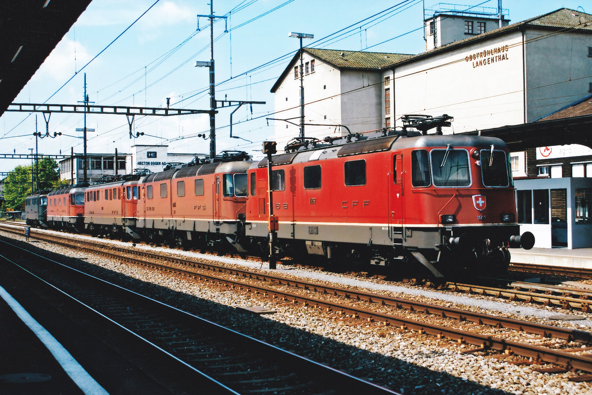 PROTOTYP Re 6/6 11601  WOLHUSEN  in Langenthal zusammen mit nicht erkennbaren Ae 6/6, Re 6/6 und Re 4/4 auf den nächsten Einsatz wartend am 13. August 2007. 
Lokaufstellungen dieser Art im Bahnhof Langenthal sind längst Geschichte. Auch das alte Industriegebäude im Hintergrund wurde inzwischen durch einen modernen Neubau erstetzt.
Noch ist die Zukunft der Prototypen recht ungewiss ?
Foto: Walter Ruetsch