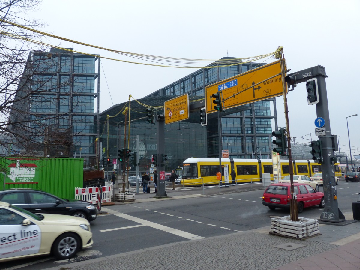 Provisorium Berlin Hauptbahnhof. Die innerstädtische Fläche war noch eine Brachfläche, als der Hauptbahnhof vor wenigen Jahren eröffnet wurde. Inzwischen sieht man vereinzelt Hotel- und Bürogebäude, der provisorische Charakter ist aber noch überall zu spüren. So auch bei der Straßenbahn, die derzeit eine Ersatzstation wenige Meter neben der überdachten, noch nicht geöffneten Haltestelle nutzt. 14.12.2014