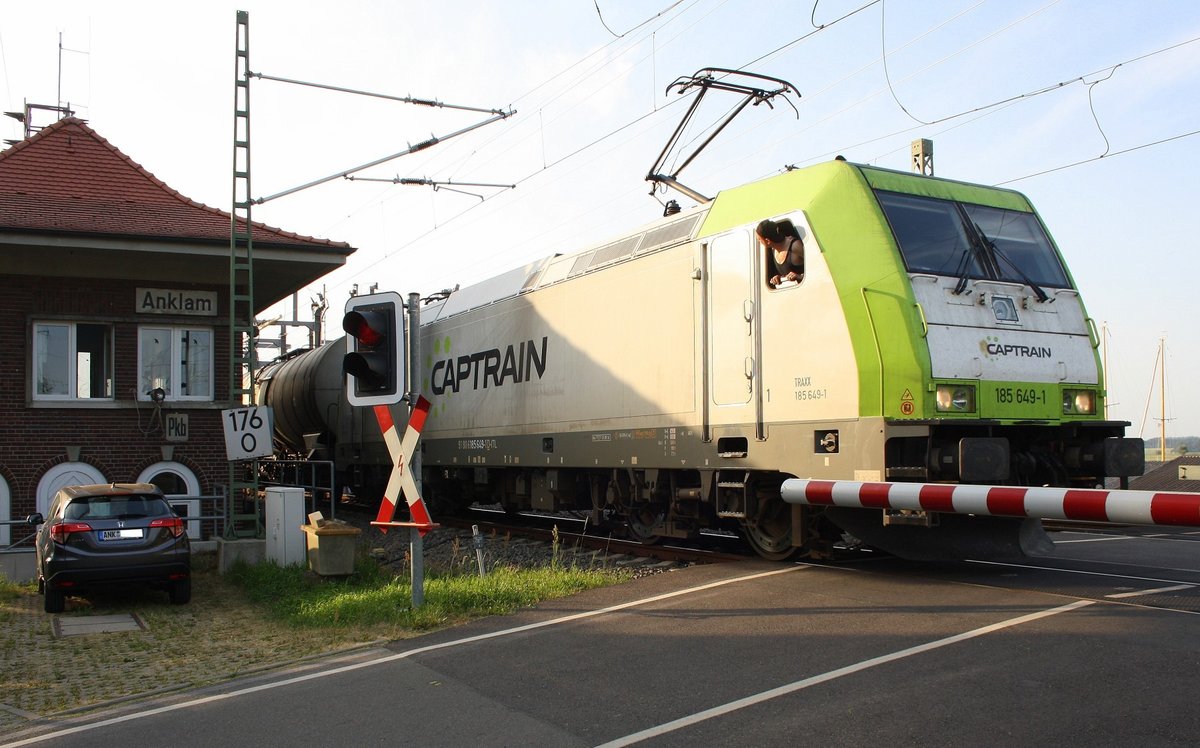 Prüfender Blick zurück - Lokführer mit ITL / Captrain 185 649-1 beim Zwangshalt  auf der Pkb (Peeneklappbrücke) in Anklam am 30.06.2019 mit Umleiter nach Angermünde.