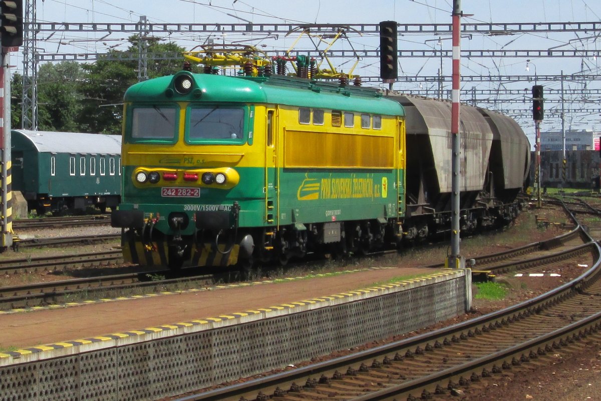 Prvá Slovenska Zeleznice (Privater Slowakischer Eisenbahn) 242 282 zieht am 31 Mai 2015 ein Getreidezug durch Bratislava hl.st. -und am Ende lauft nioch ein Diesellok mit.