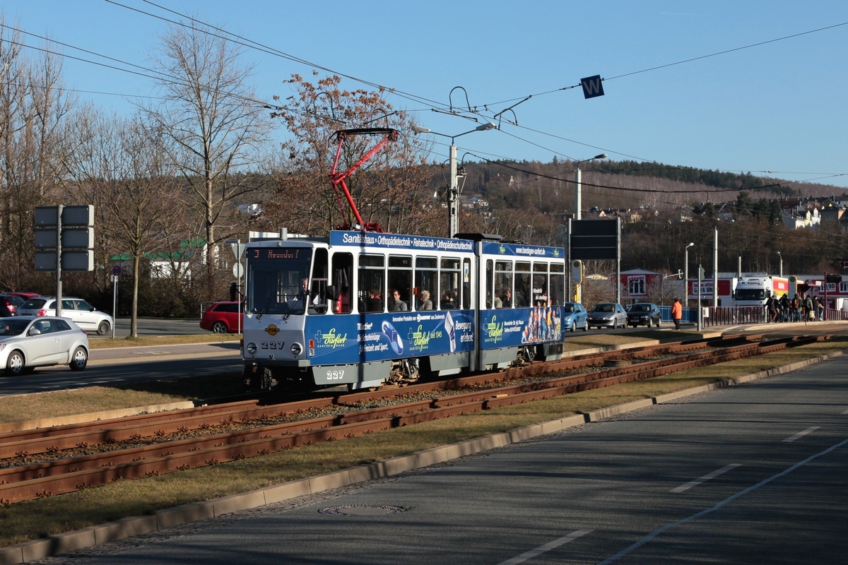 PSB 227 (ČKD Praha Smichov, Bauj.1987), auf der Linie 3, nach Verlassen der Hst Neue Elsterbrücke am 24.02.2014
Ergänzung Sept. 2019: Tw 227 letzter Einsatztag 17.12.2014, ++ 16.10.2018