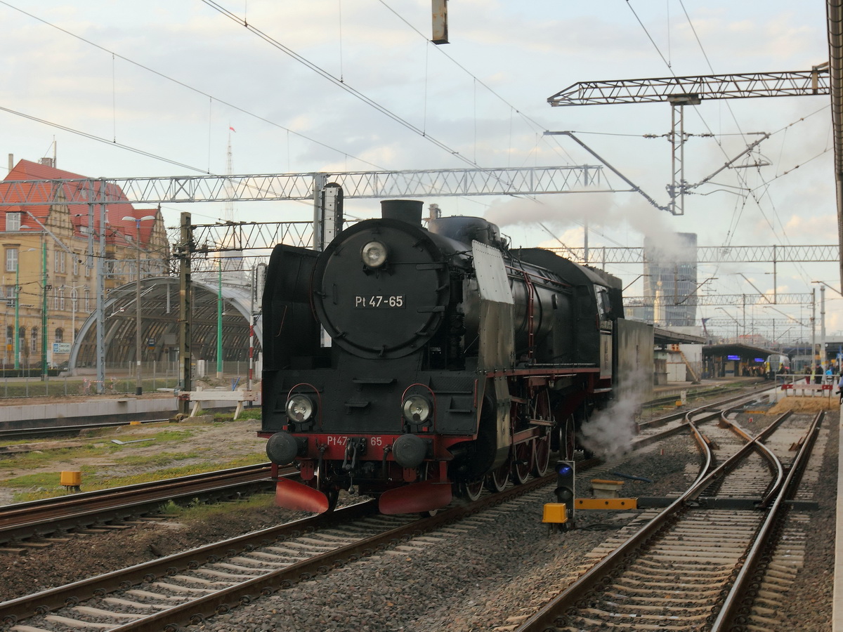 Pt 47-65 rangiert nach der Rückfahrt am 29. April 2017 von Wolsztyn im Bahnhof Poznań Główny (Posen).