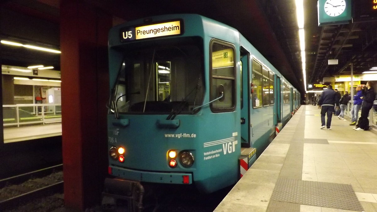 Ptb-Wagen 706 am 27.03.2016 an der Konstablerwache/Zeil