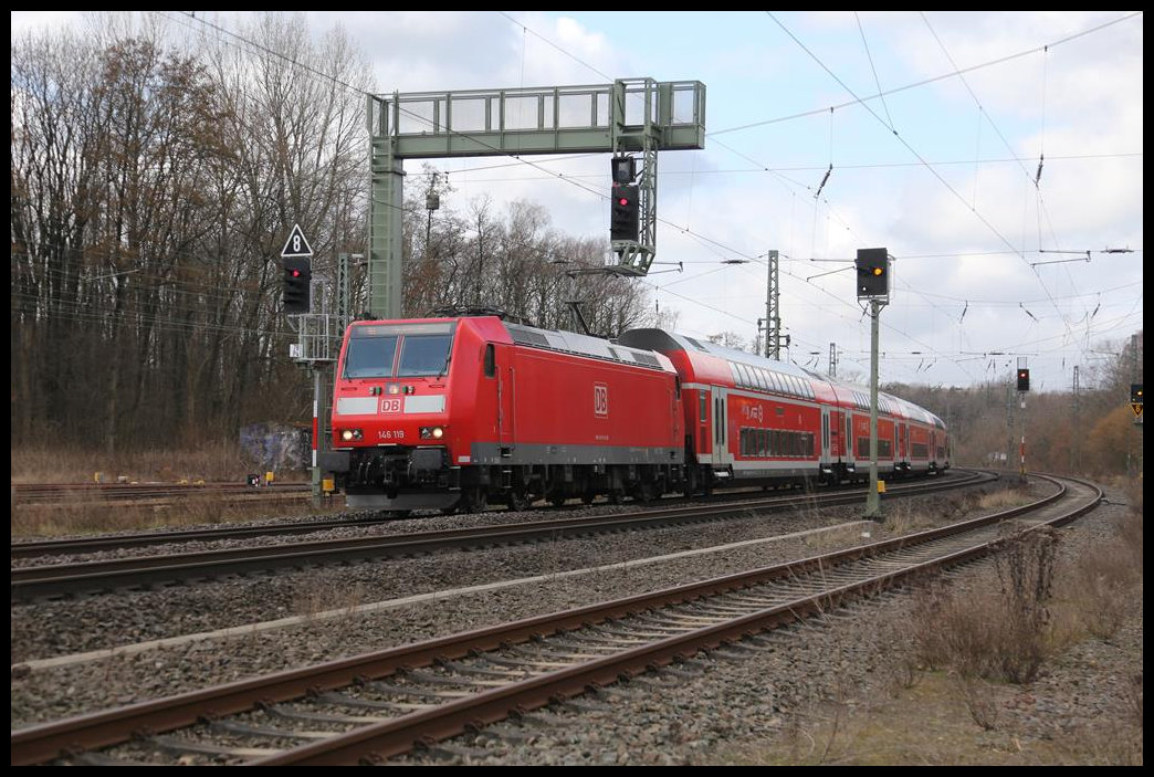 Pünklich um 11.03 Uhr fährt hier DB 146119 mit dem RE 2 aus Düsseldorf am 8.3.2021 in Hasbergen ein.