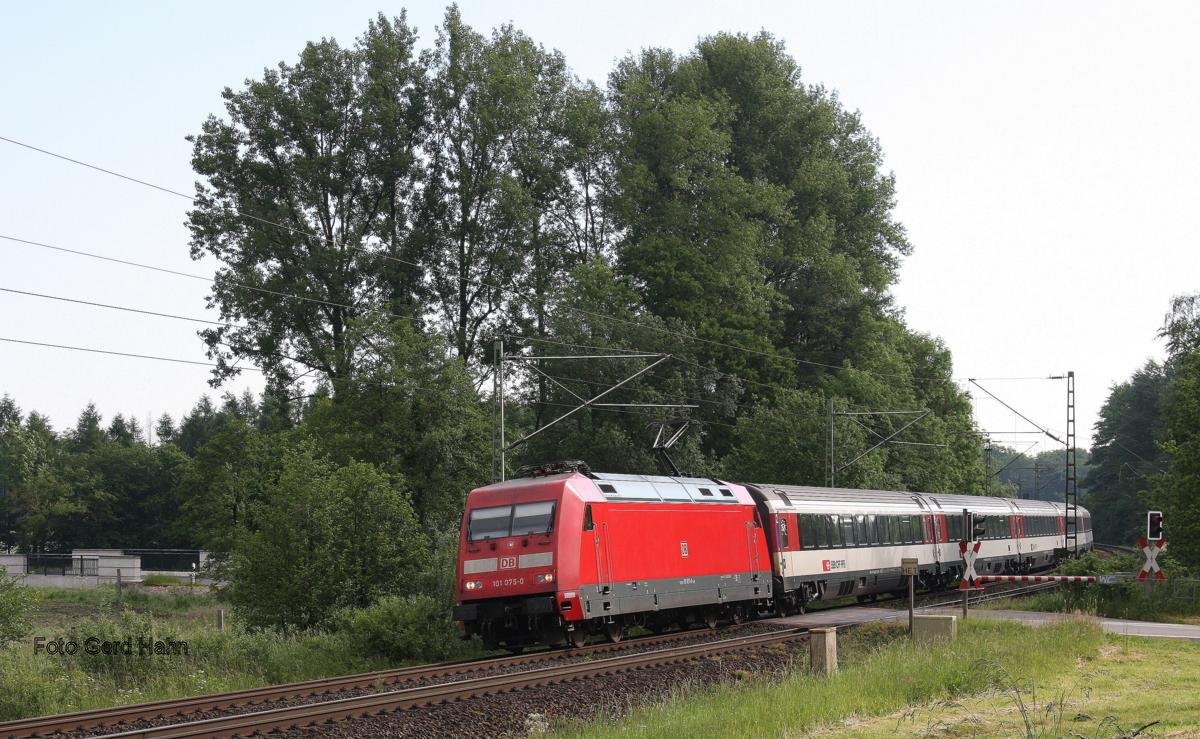 Pünktlich ist am 24.05.2014 um 08.47 Uhr der Eurocity 9 nach Zürich unterwegs.
Zuglok 101075 legt sich in Höhe der Leedener Mühle bei Tecklenburg in die Kurve.
