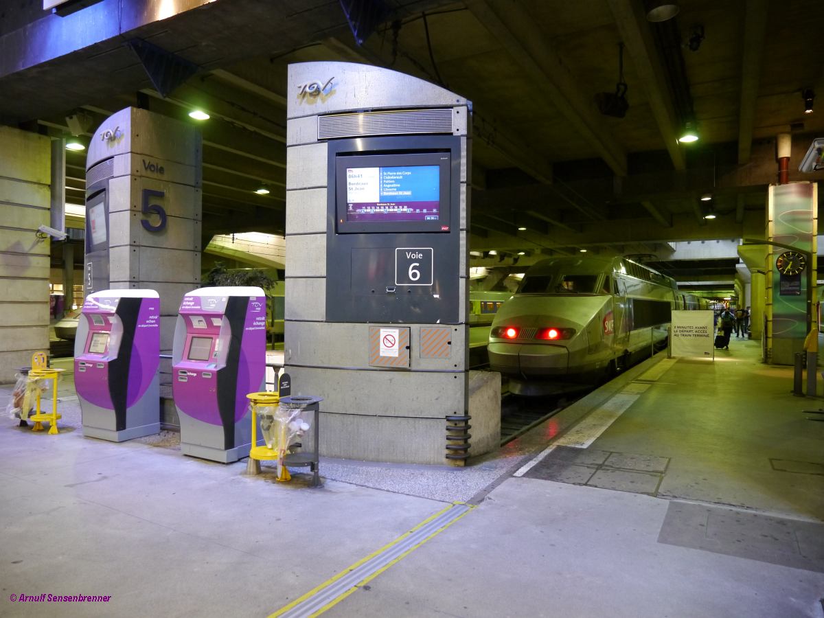 Pünktlich Einsteigen Bitte! - Zwei Minuten vor Abfahrt wird der Zugang am Bahnsteig gesperrt. Noch sind es 6 Minuten und es ist noch ein wenig Zeit. Frühmorgendliche Abfahrt mit dem Zug TGV8403 (ab Paris Montparnasse 06:41)nach St.Pierre des Corps - Bordeaux.
Es fährt der SNCF TGV317 (Typ TGV Atlantique).  

2014-07-19 Paris-Montparnasse 