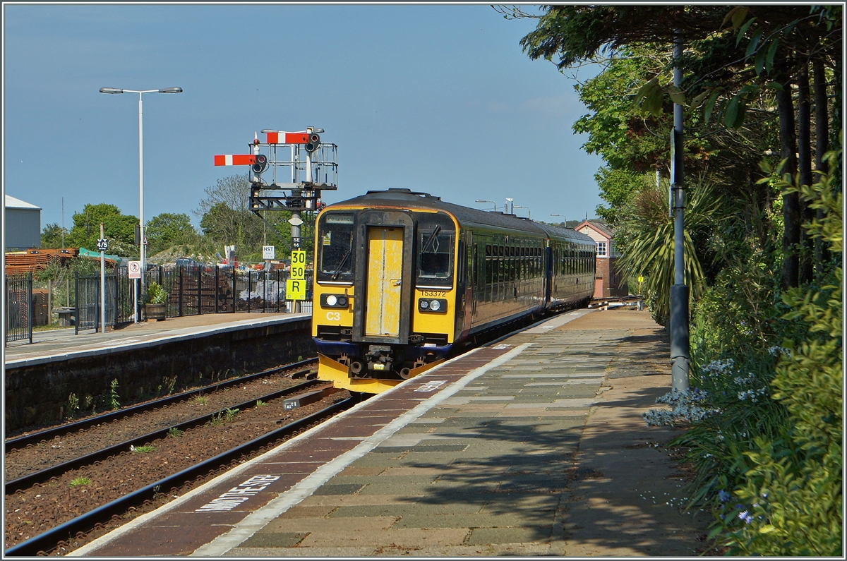 Pnktlich erreicht der 153 372 mit einem weiteren Class 153 Triebwagen als 16:12 First Great Western Service von Plymouth nach Penzance den Bahnhof St Erth. 
17. Mai 2014