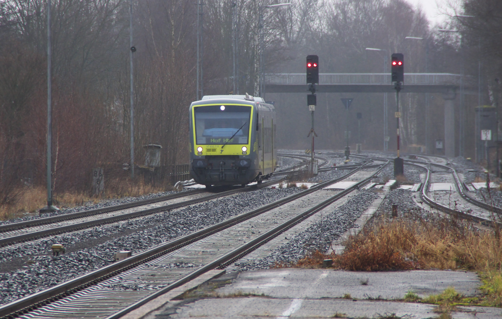 Pünktlich fährt Agilis VT 650.710 als ag 84539 von Bayreuth nach Hof in den Keilbahnhof Oberkotzau ein. Der Triebwagen kommt aus Richtung Marktredwitz.
Bei Km 87,0 endet im Bahnhof Oberkotzau die Bahnstrecke 5050 Weiden - Oberkotzau.
Die Triebwagenführer müssen sich auch gedacht haben warum gerade bei solch einem Mistwetter die Eisenbahnfuzzies an der Strecke stehen.
Als wir in Gefell weg fuhren ließ sich das Wetter noch ganz gut an.
02.01.2014